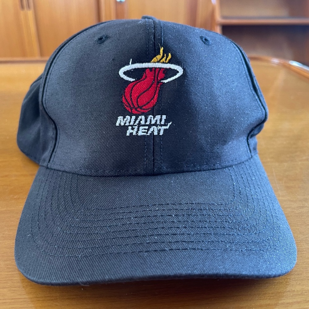 VINTAGE RARE MIAMI HEAT SNAPBACK HAT (Early 2000’s) Handed out at the arena